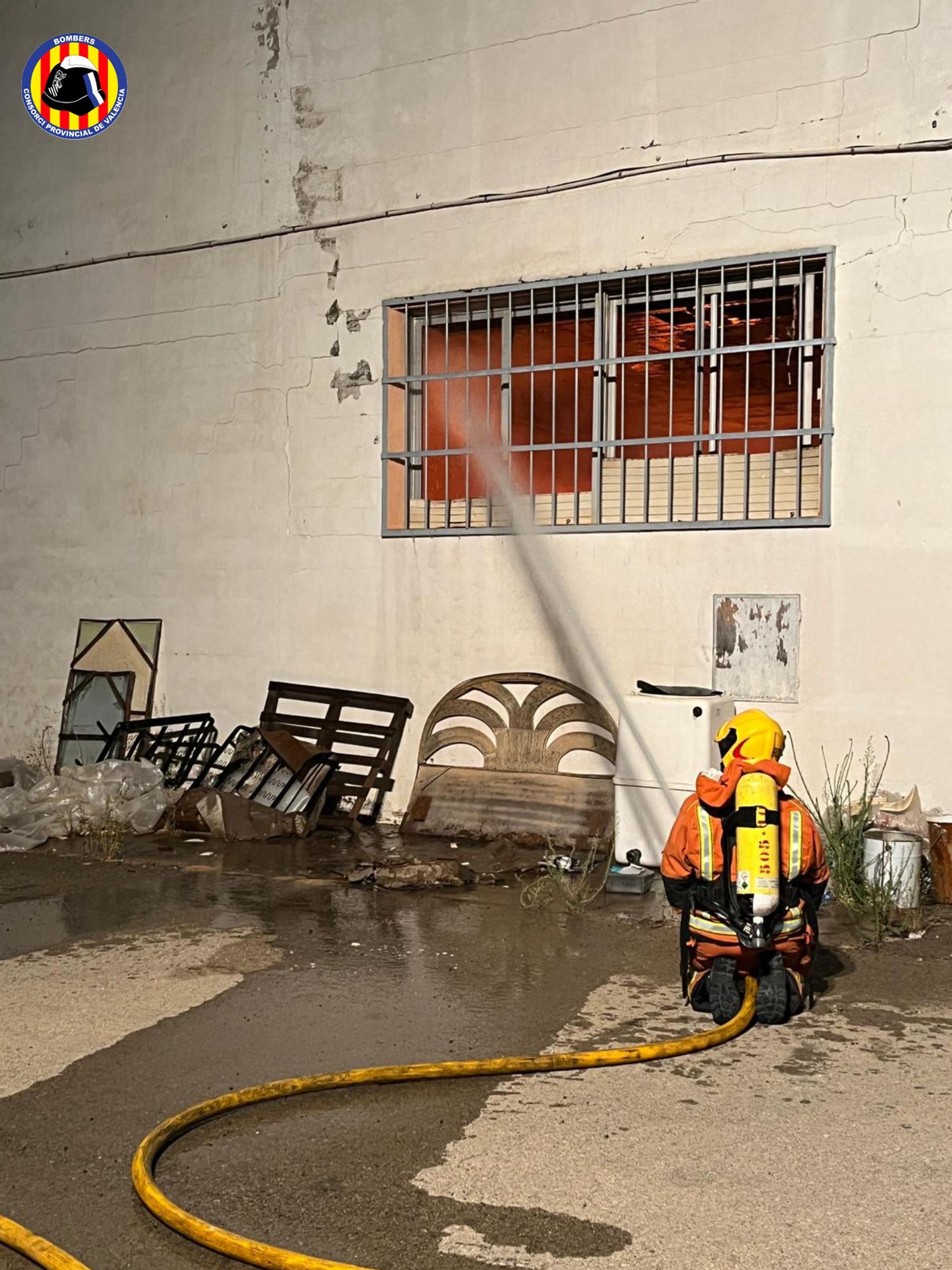 Ocho dotaciones de bomberos sofocan un incendio industrial en Vallada