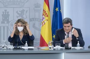 La vicepresidenta segunda, Yolanda Díaz, y el ministro de Inclusión, José Luis Escrivá, tras el último Consejo de Ministros de 2021