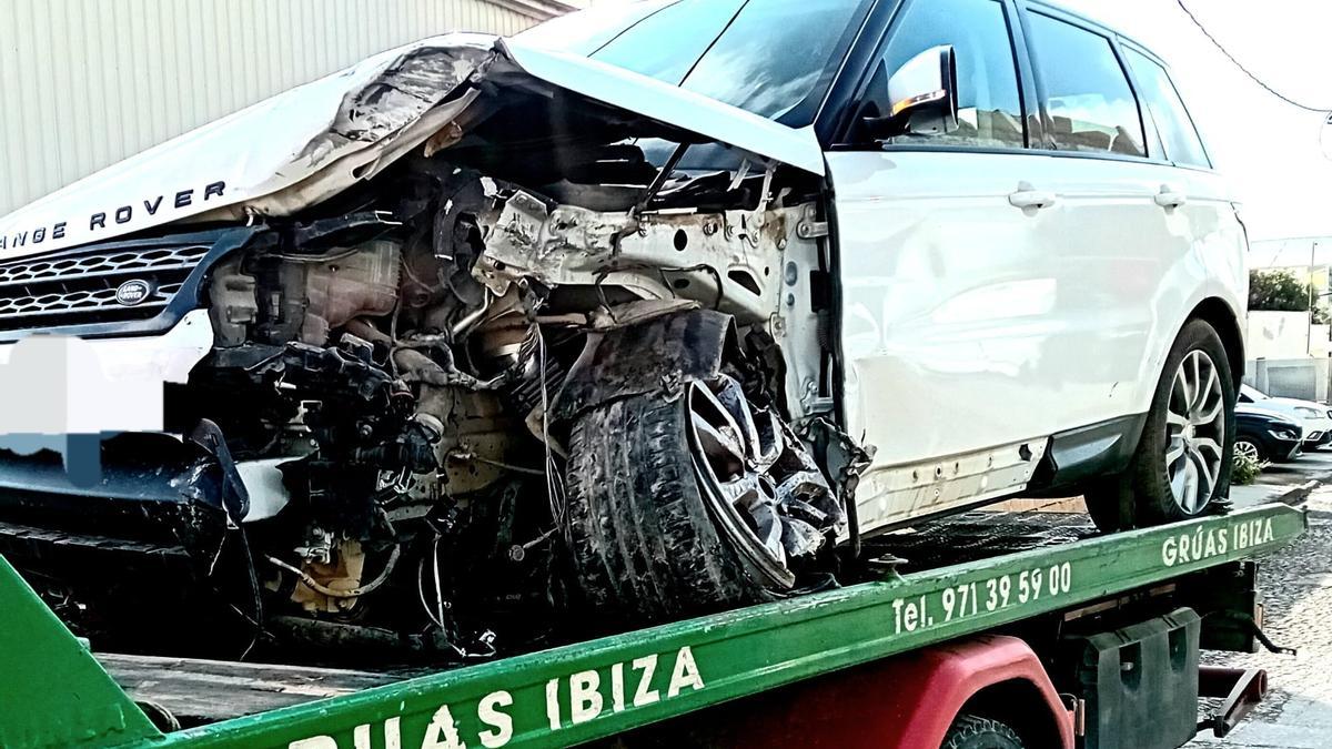 Dos equipos de auxilio en carretera de Grúas Ibiza han retirado los vehículos.