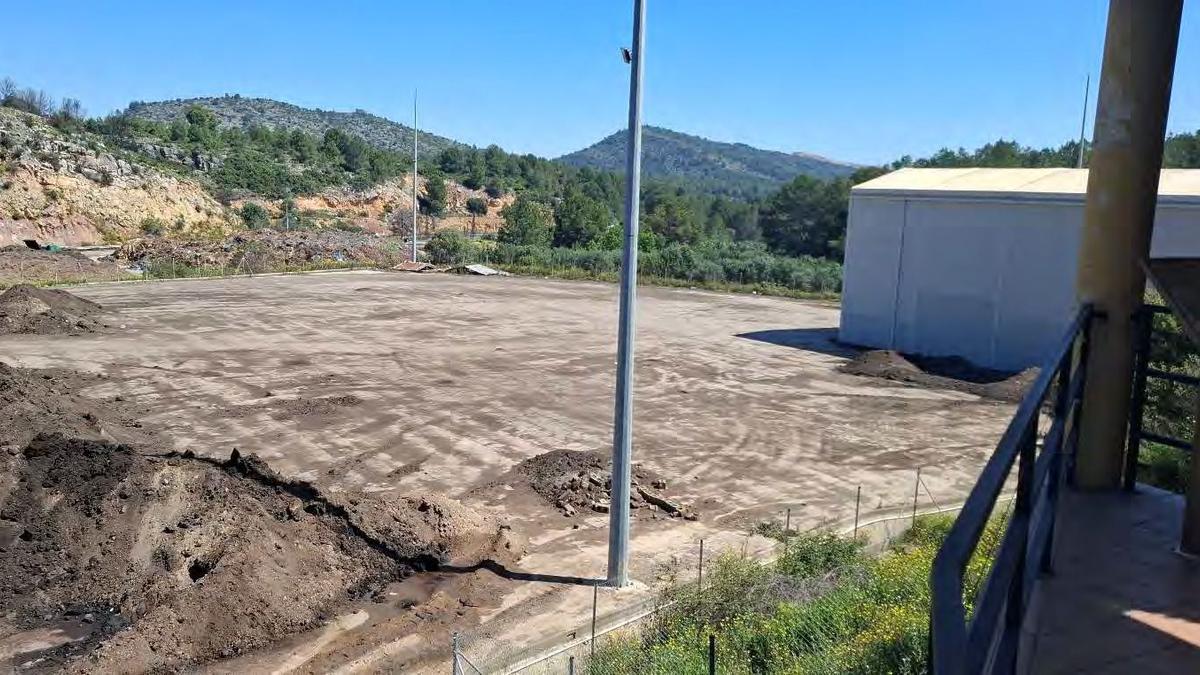 Trabajos de limpieza y prevención de incendios en la planta de reciclaje y compostaje que Reciplasa tiene en Onda.