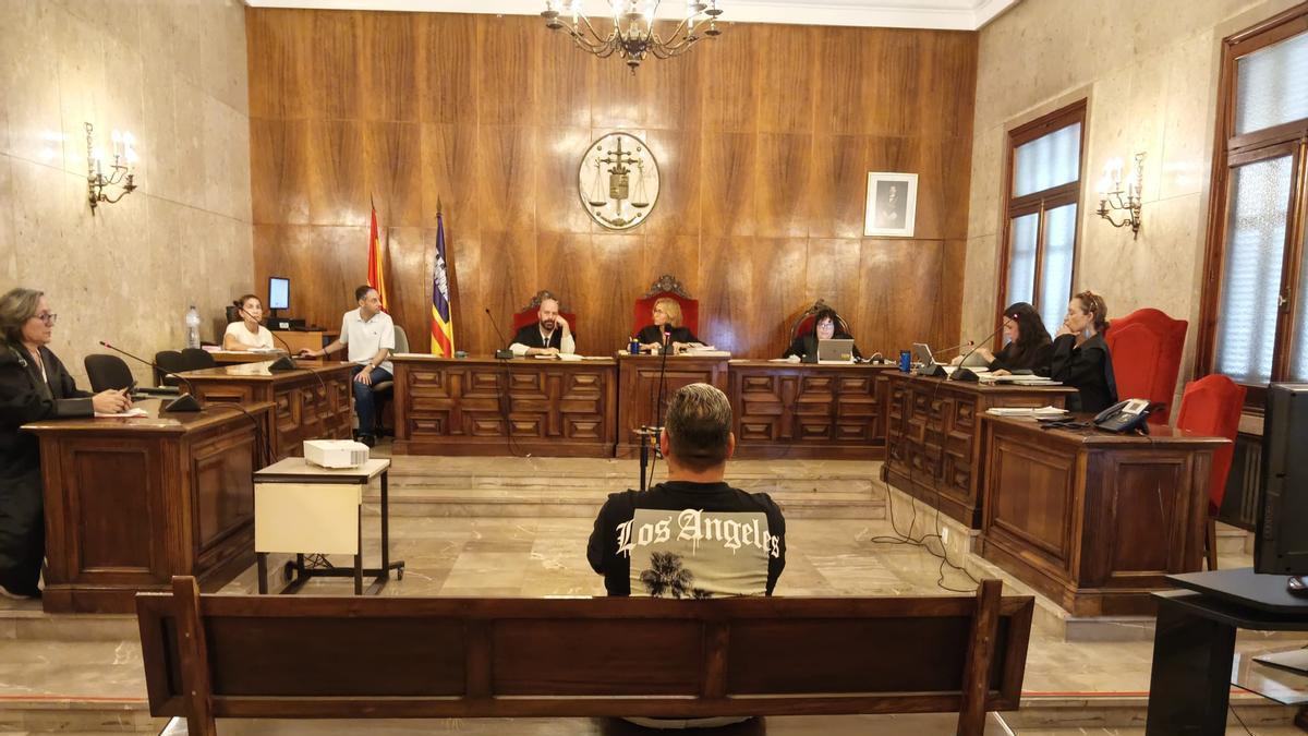 El acusado, hoy durante la vista celebrada en la Audiencia Provincial.