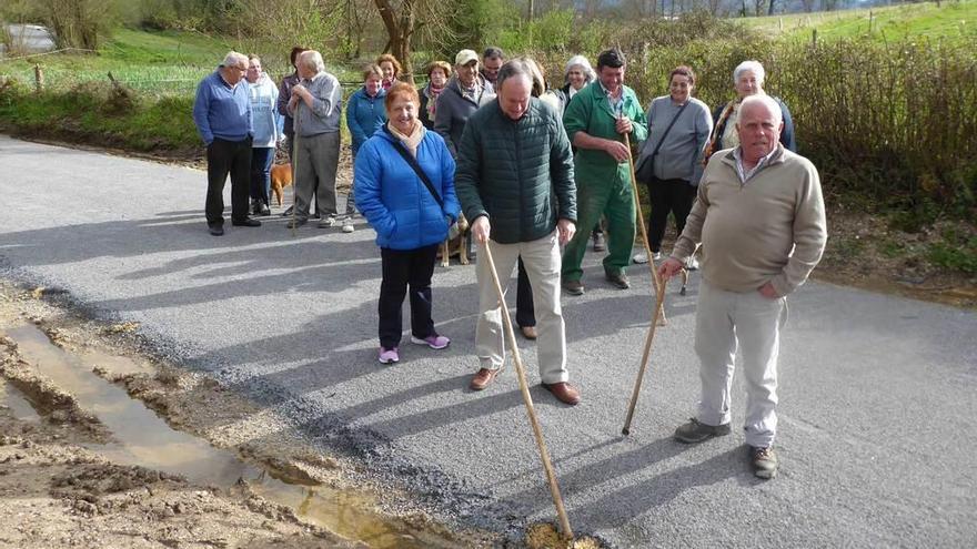 Vecinos en el camino de La Belga.