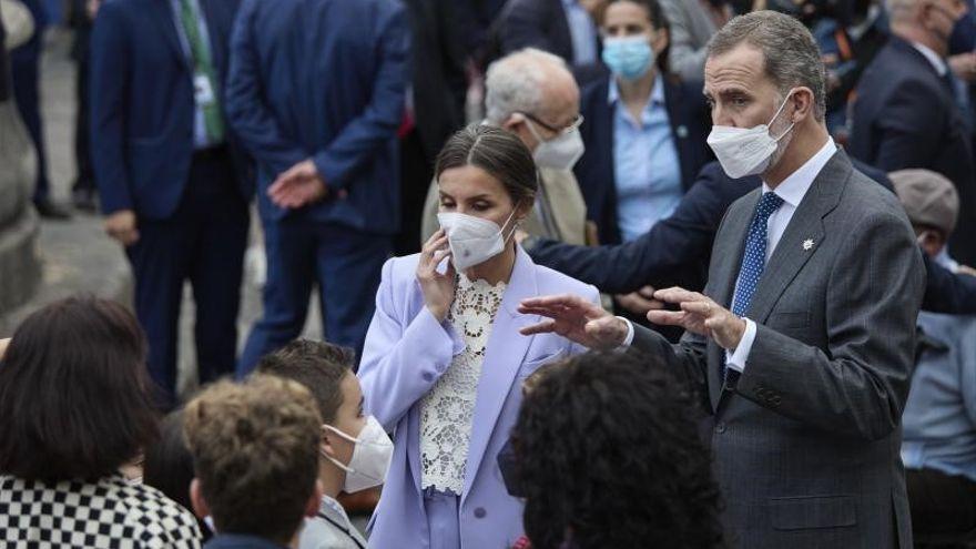 Los reyes Felipe y Letizia charlan con niños damnificados por el volcán, tras el homenaje a los palmeros en el convento de San Francisco, este 12 de marzo de 2022 en Santa Cruz de La Palma.