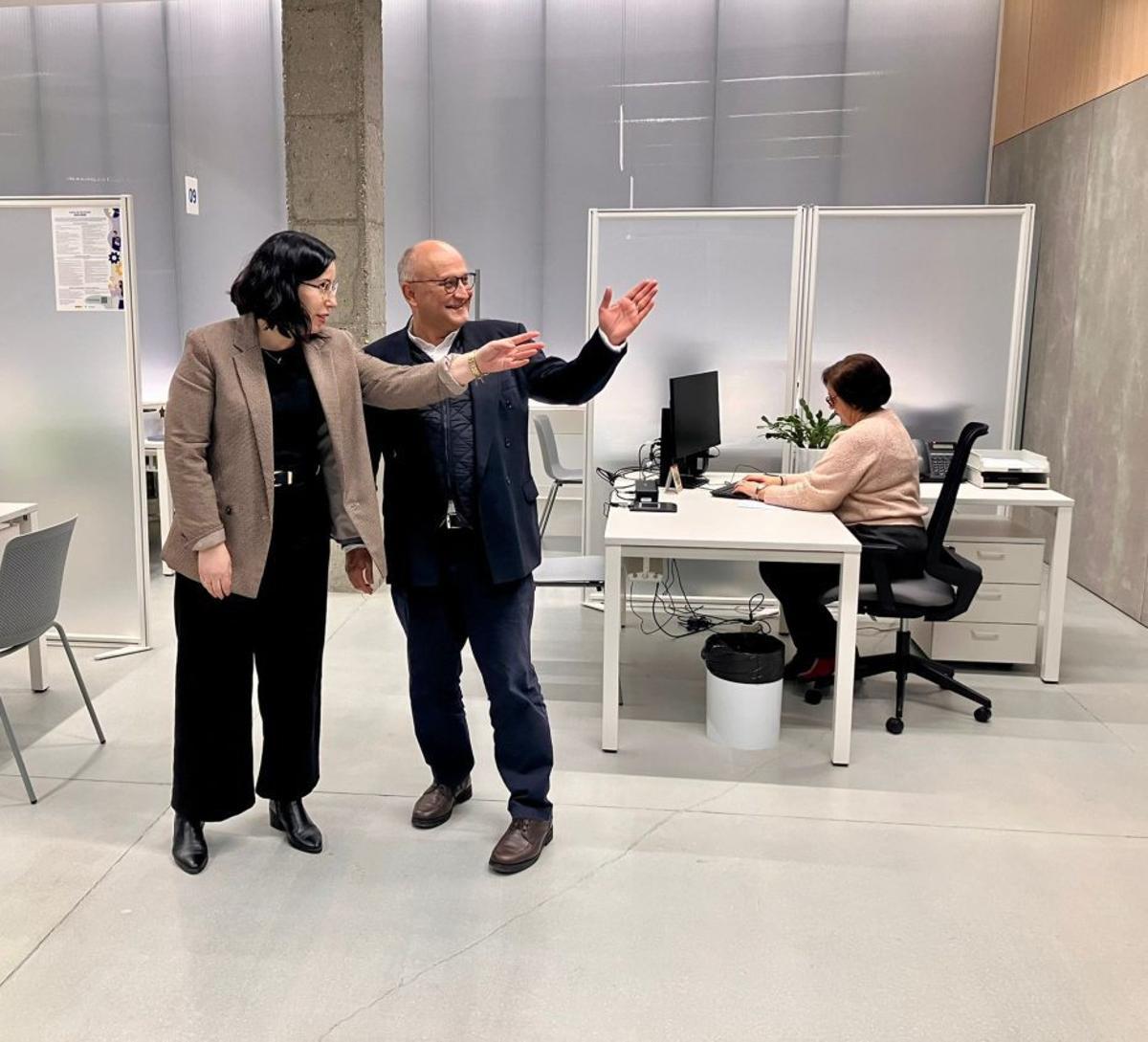 La directora provincial del Sepe, Teresa Rama, y el subdelegado, Abel Losada, visitan la nueva oficina del Sepe en Ponteareas. | D.P.