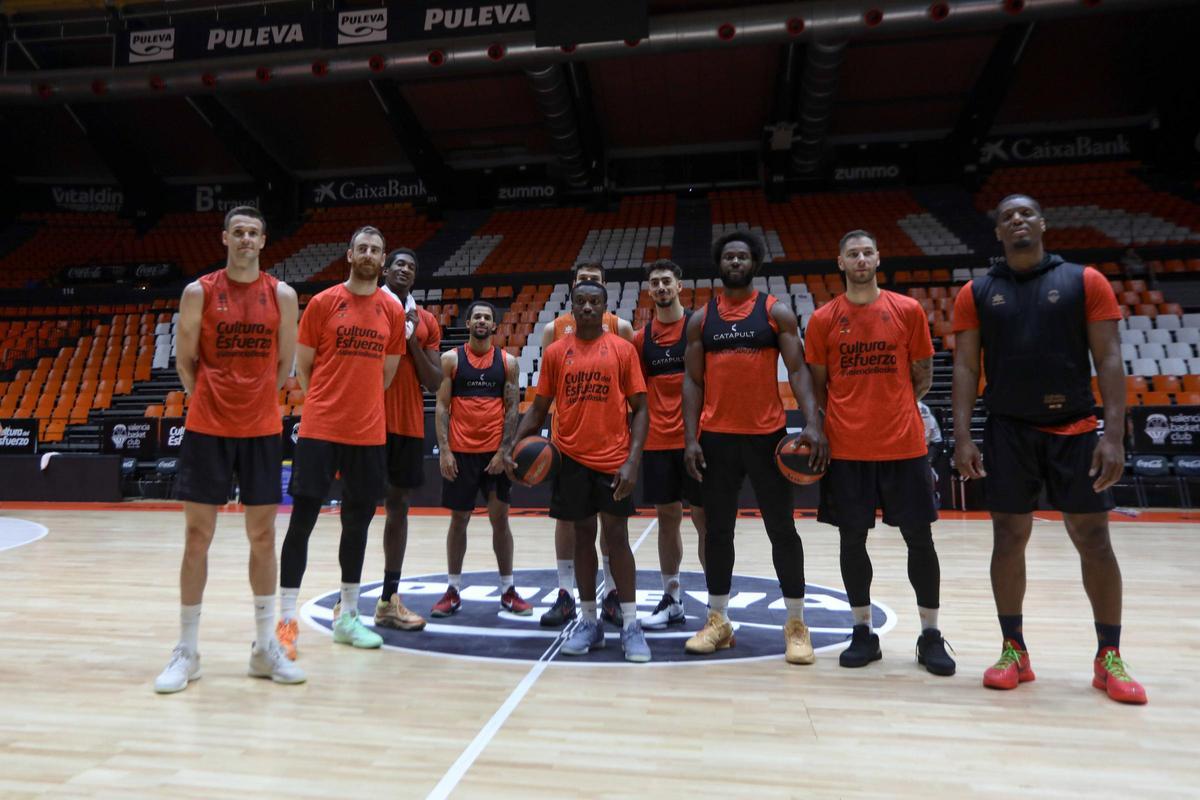 Los jugadores taronja, antes de jugar ante el UCAM Murcia en La Fonteta