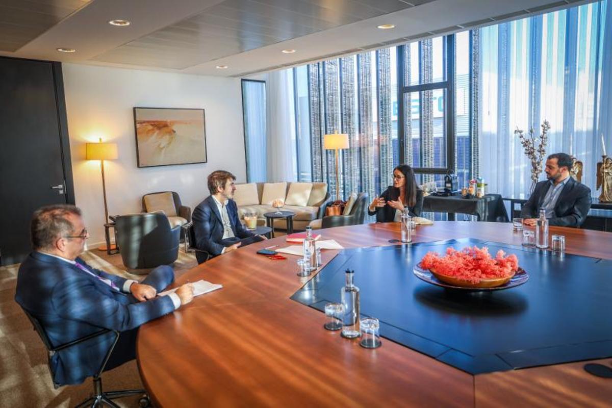 Un momento del encuentro entre representantes de Prensa Ibérica y de Novartis. De izquierda a derecha, Albert Sáez, Sergi Guillot, Esther Espinosa y Juan Lolago.