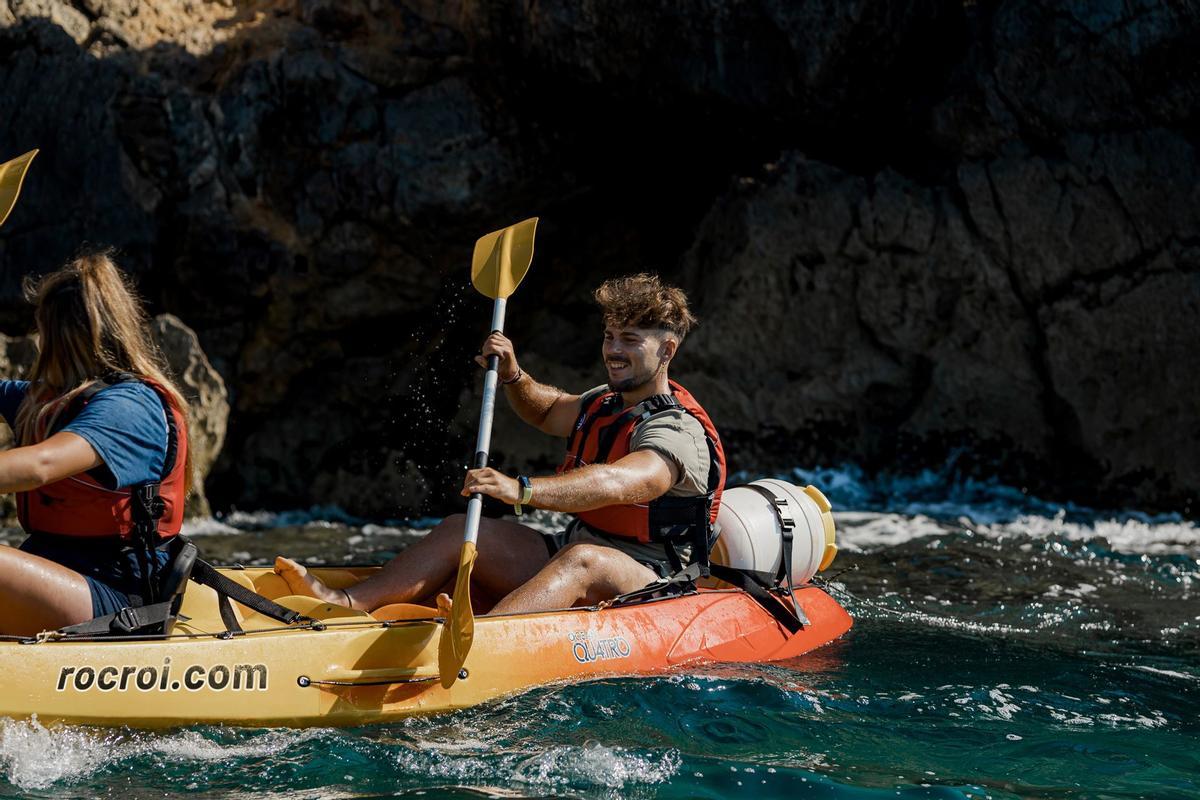Practicando Kayak en la playa de Ribes Roges