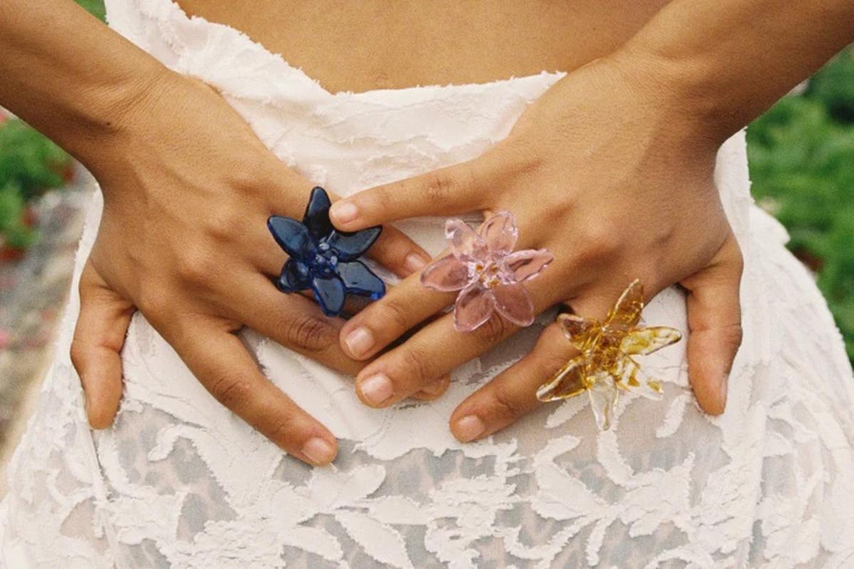 Los anillos florales de Boira Glass hechos con vidrio de colores.