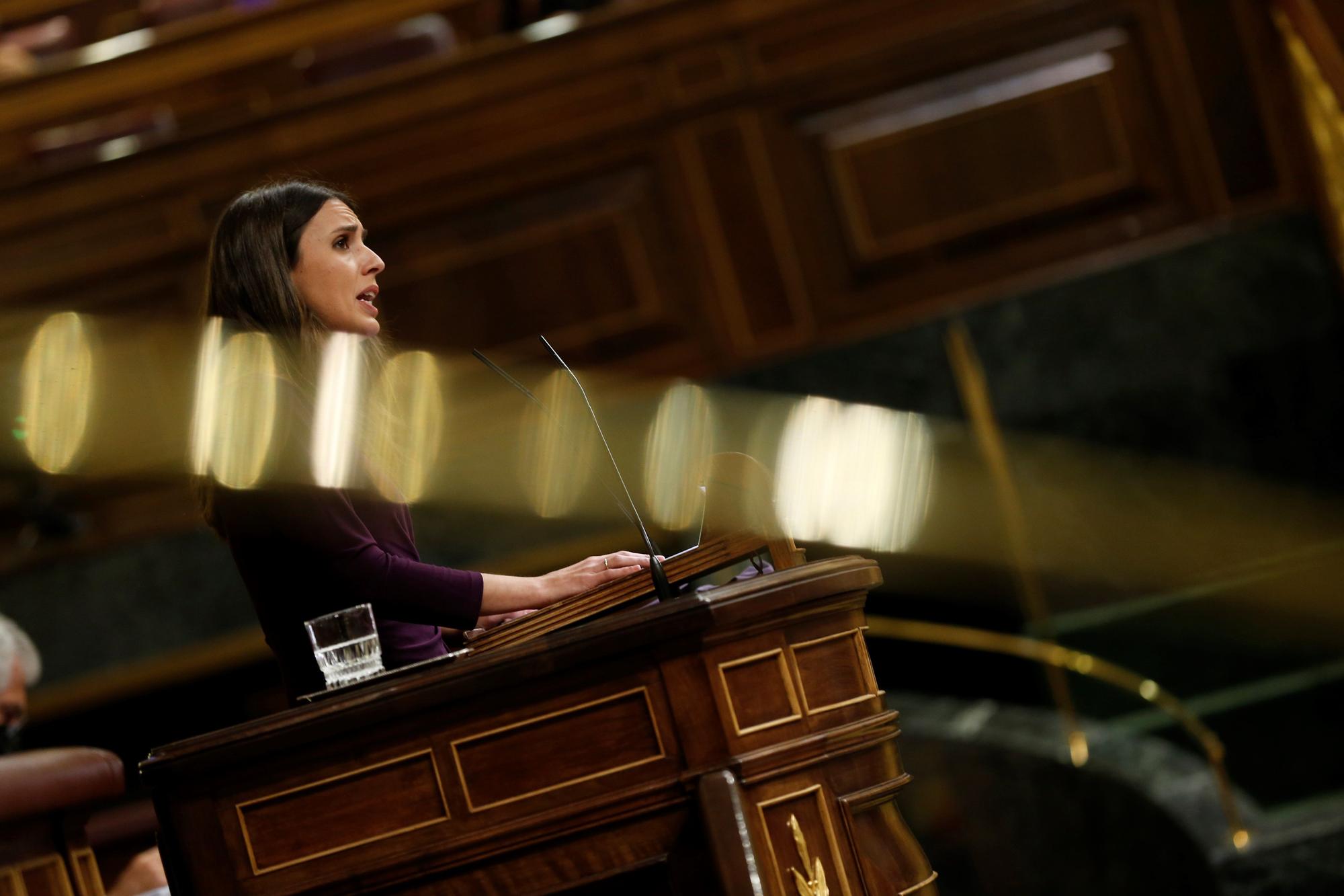 La ministra de Igualdad, Irene Montero, interviene durante la sesión plenaria celebrada este jueves en el Congreso de los Diputados.