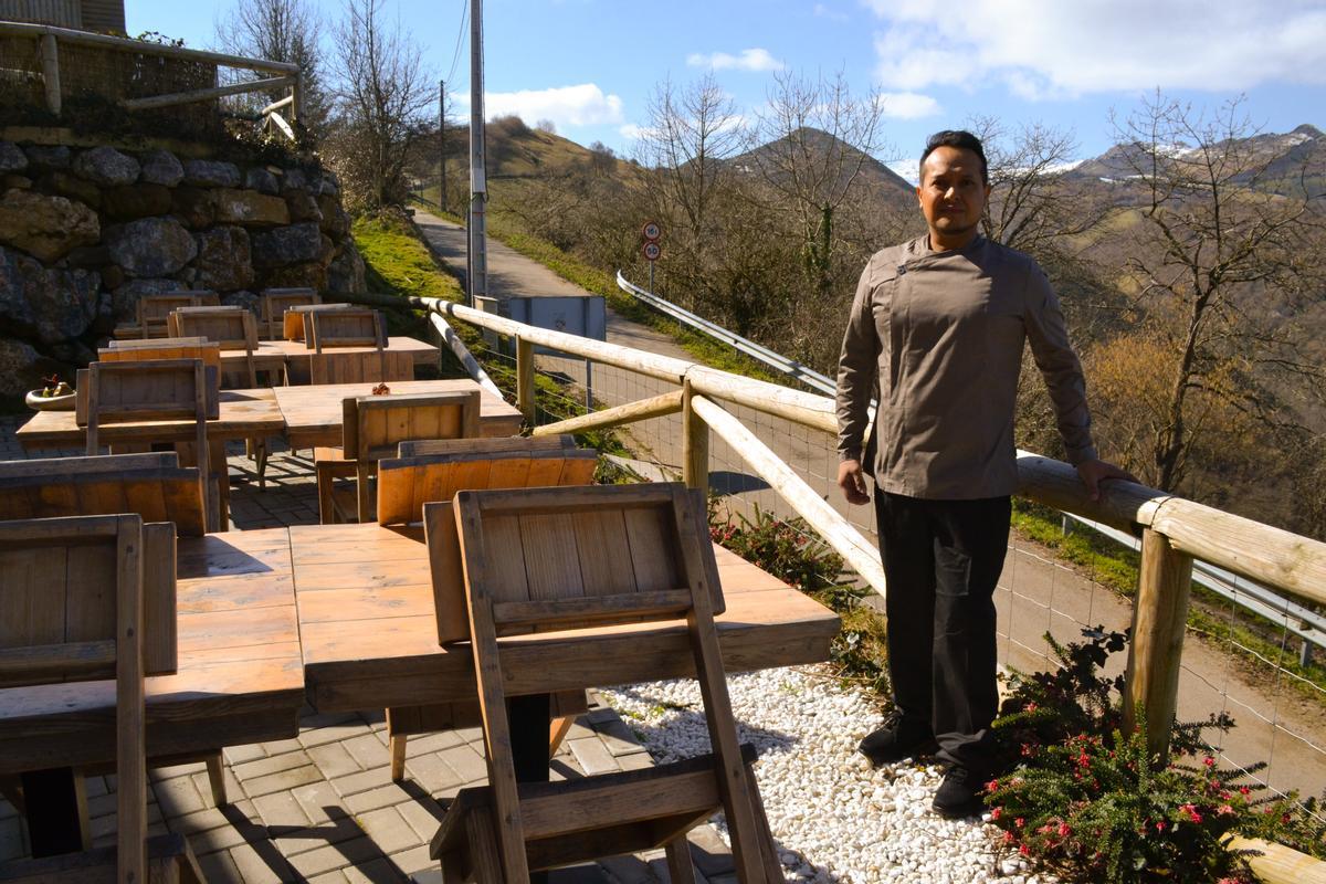 El chef de La Cuadrina de Tanislao, en otro rincón de la terraza, junto a la carretera que lleva hasta el mirador de La Cruz de Linares, a unos 400 metros
