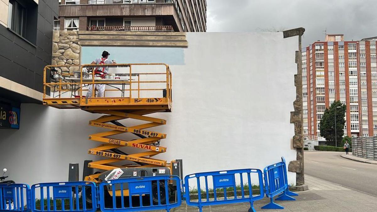Martín Forés, ayer, dando color a una de las paredes del lavadero de la calle González Abarca. 