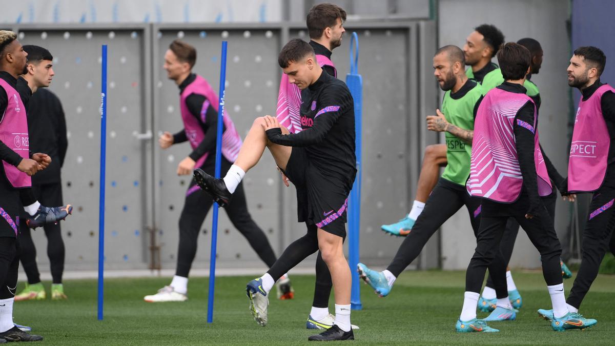 El Barça se entrena para debutar en la Liga Europa ante el Nápoles