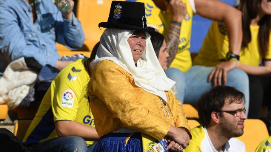 Una aficionada de la UD, ayer, presenciando las evoluciones del Alcorcón-Las Palmas.