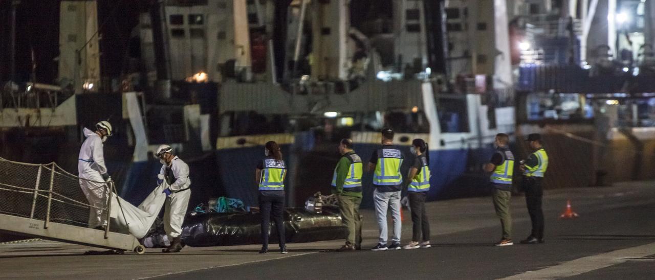 Dos miembros Salvamento Marítimo levantan un cadáver proveniente de una patera el pasado octubre