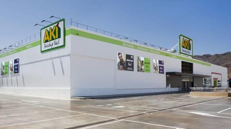 Aki abre mañana en Orihuela una tienda de 2.127 metros cuadrados en Ociopía