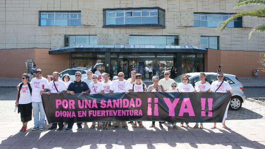 Los enfermos de cáncer y familiares ante el Hospital majorero, ayer.