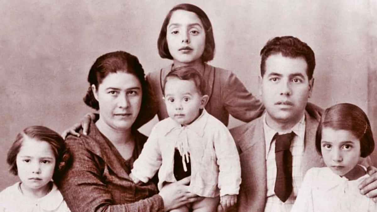 El alcalde de Elda entre 1936 y 1938, el republicano Manuel Bellot Orgilés, con su mujer y sus cuatro hijos. Fue fusilado el 11 de julio de 1939, a los 37 años, y enterrado en una fosa común del cementerio de Alicante.