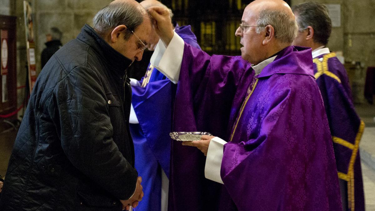 Celebración del Miércoles de Ceniza en una iglesia