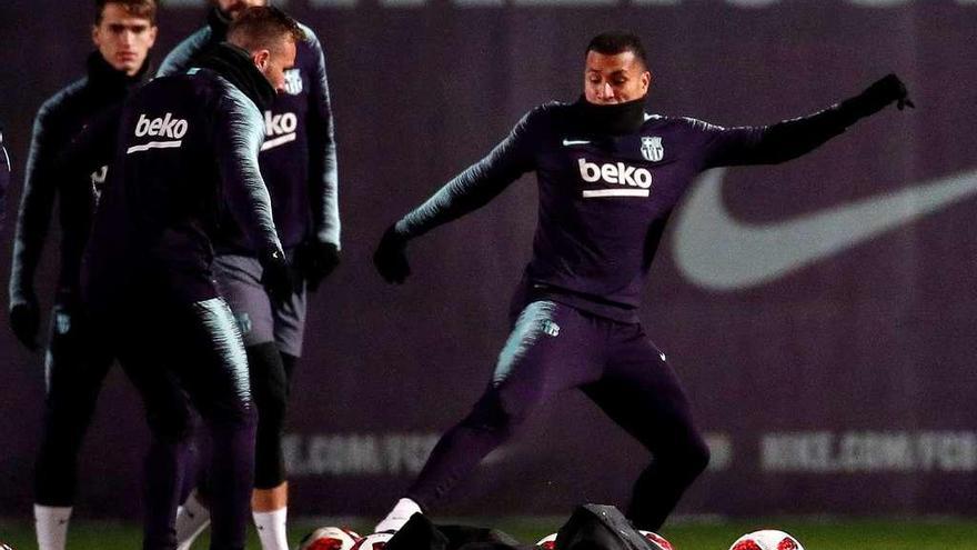 Murillo (centro), en un entrenamiento con el Barça, con Denis Suárez a la izquierda. // Alejandro Garcia