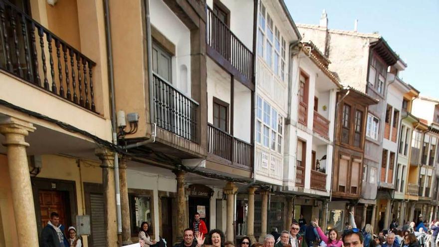 Comensales en la calle Rivero, en la Comida en la Calle de 2016.