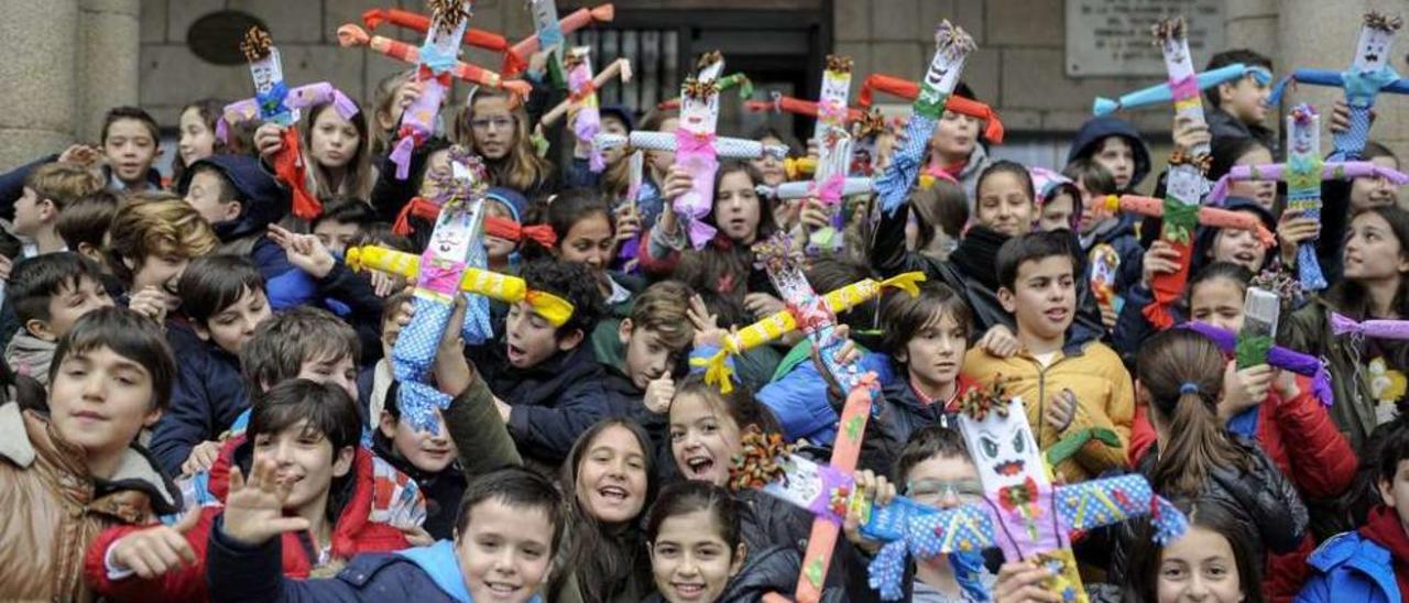 Las niñas alzan sus &quot;compadres&quot; antes de la carrera en la que fueron perseguidas por los niños para arrebatárselos. // Brais Lorenzo