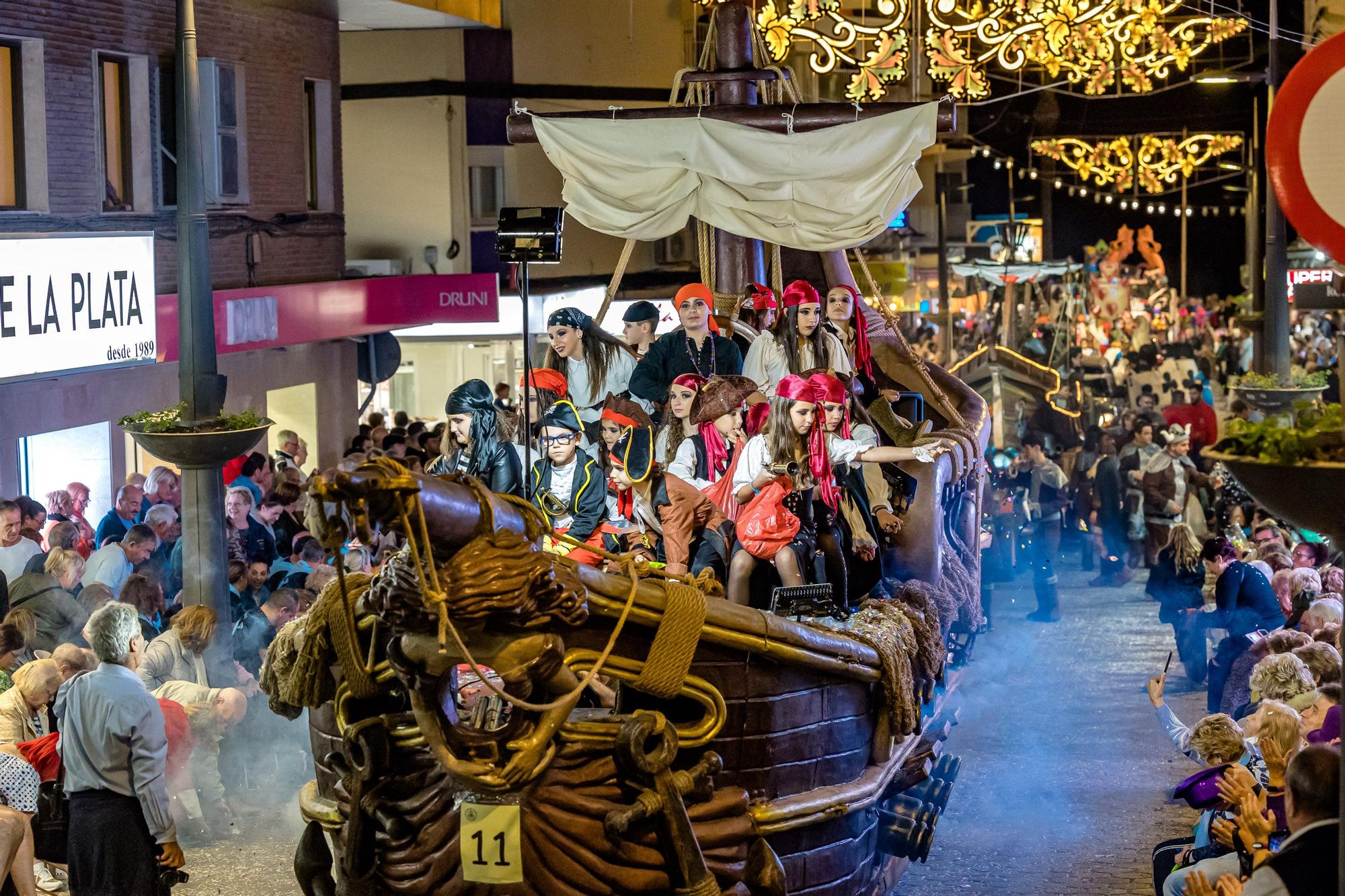 Desfile de carrozas y castillo de fuegos para despedir las Fiestas de Benidorm