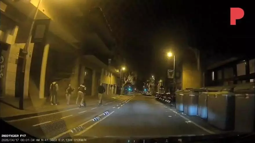 Dos chicos en patinete, cometen un hurto en Barcelona