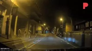 VÍDEO | Un taxista capta cómo dos ladrones cometen un robo en patinete en Barcelona