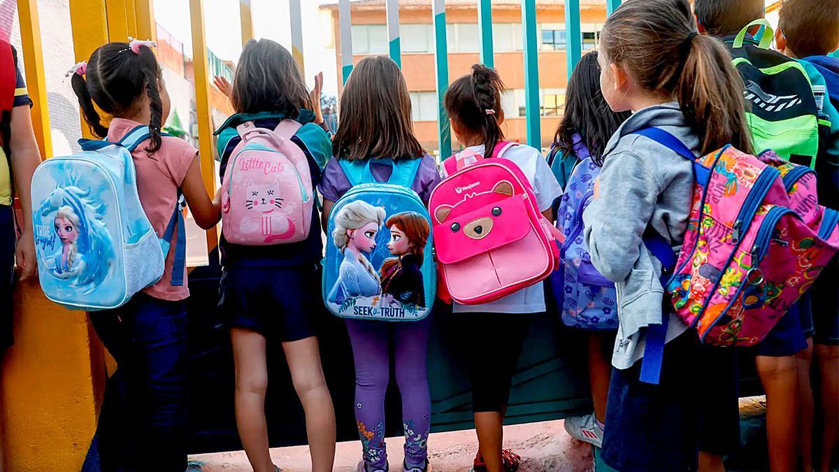 Niños en la puerta de un colegio.