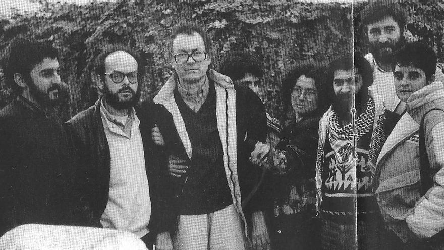Antón Mascato, Xico de Cariño, José Afonso, Nanucha, Zélica, Henrique Marques, Xan Carballa y Begoña Moa, en 1985.  | //  CEDIDA