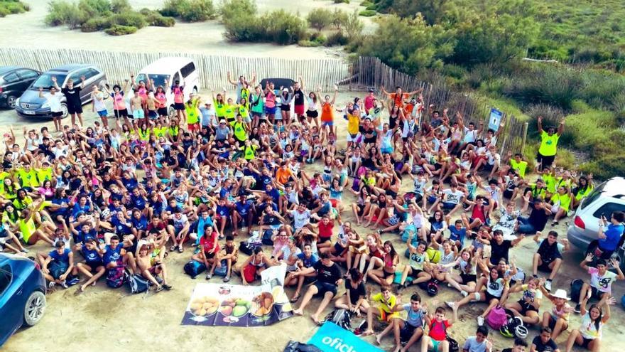 Tres-cents joves netegen la platja de Can Comes