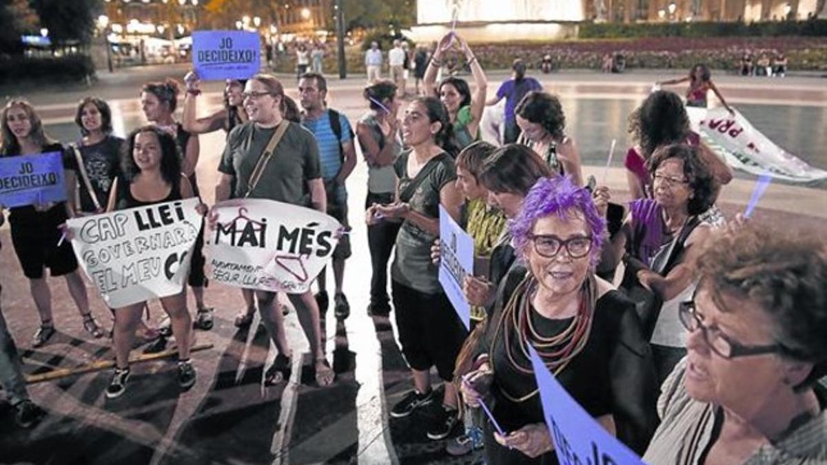 Acto contra la 'ley Gallardón' de Dones en Xarxa per la Salut, anoche en Barcelona.