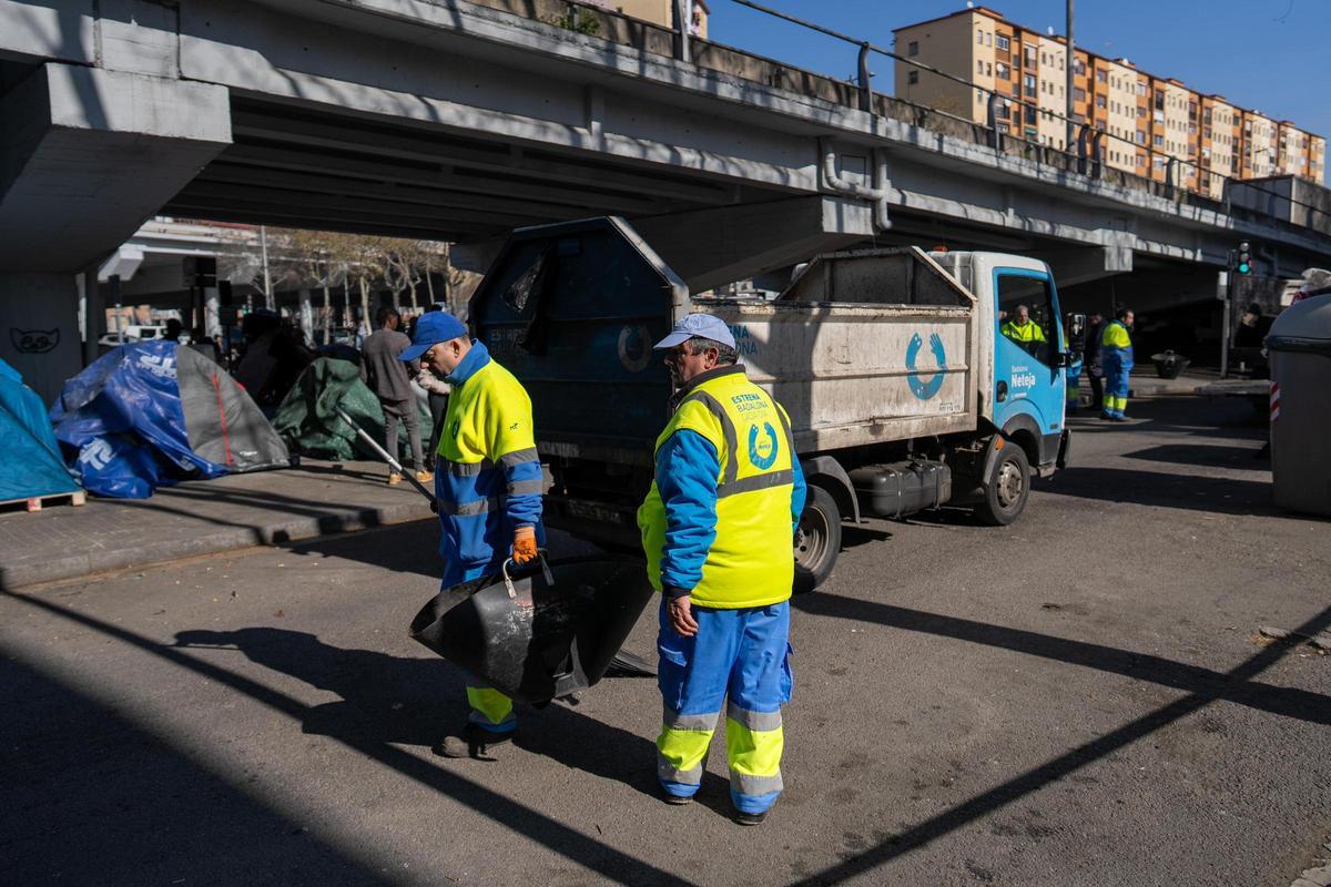 Trabajadores de limpieza municipal de Badalona en el operativo bajo el puente de la C31