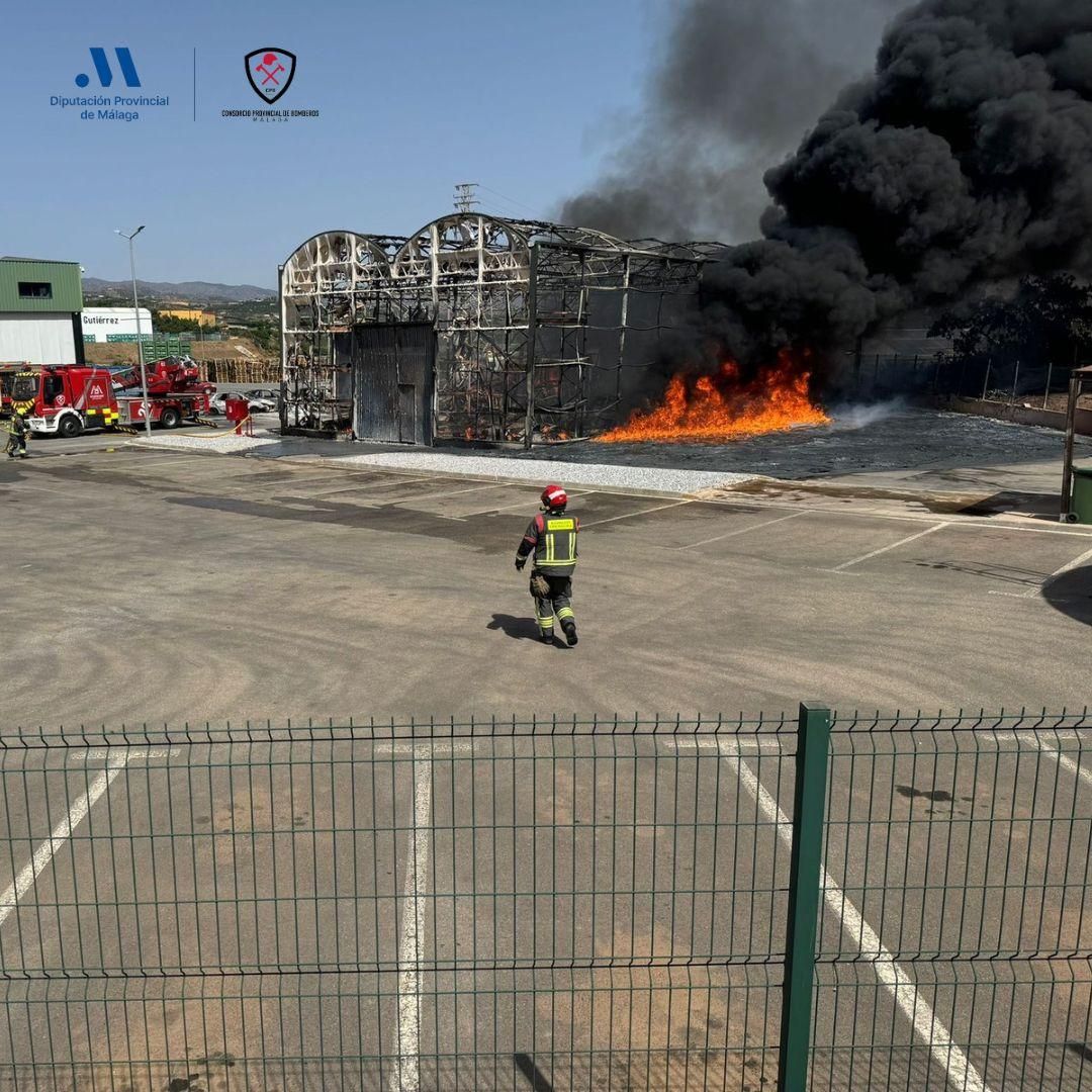 Un incendio calcina dos naves de una explotación de subtropicales en Vélez