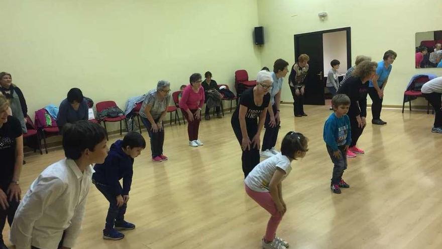 Abuelas y nietos, ayer, durante la clase de zumba en el centro de mayores Las Meanas.