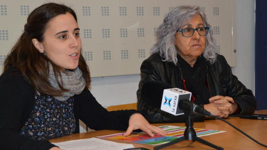 La regidora Sara Subirana explicant el sistema de funcionament dels pressupostos participatius amb l&#039;alcaldessa Patrocini Canal