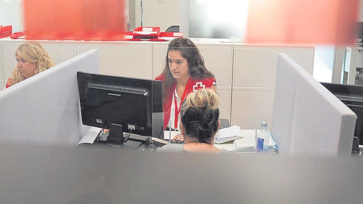 Voluntarios de la Cruz Roja atienden las peticiones de ayuda..