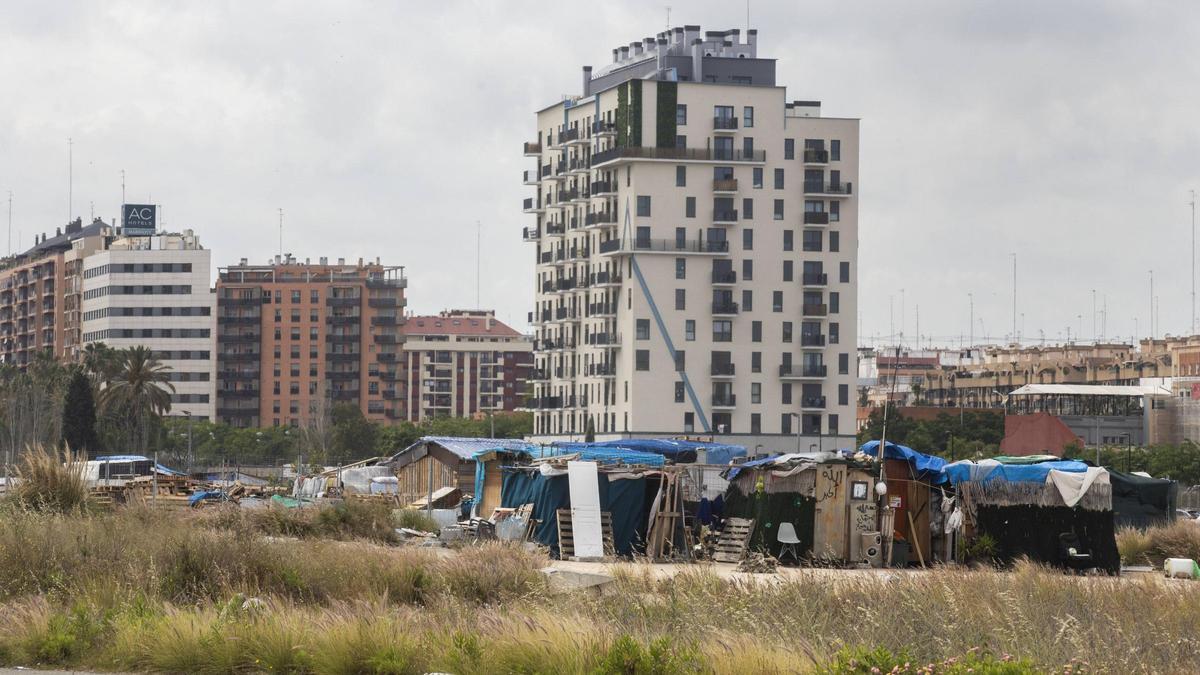 Poblado chabolista junto a viviendas en el Grao