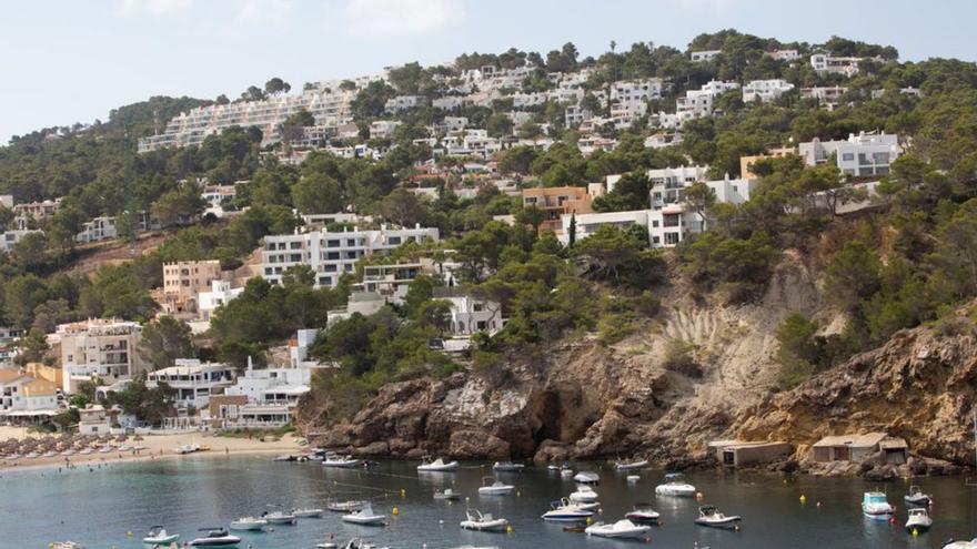 Urbanismo en Ibiza: Propietarios de Cala Vedella se querellarán contra el Ayuntamiento de Sant Josep