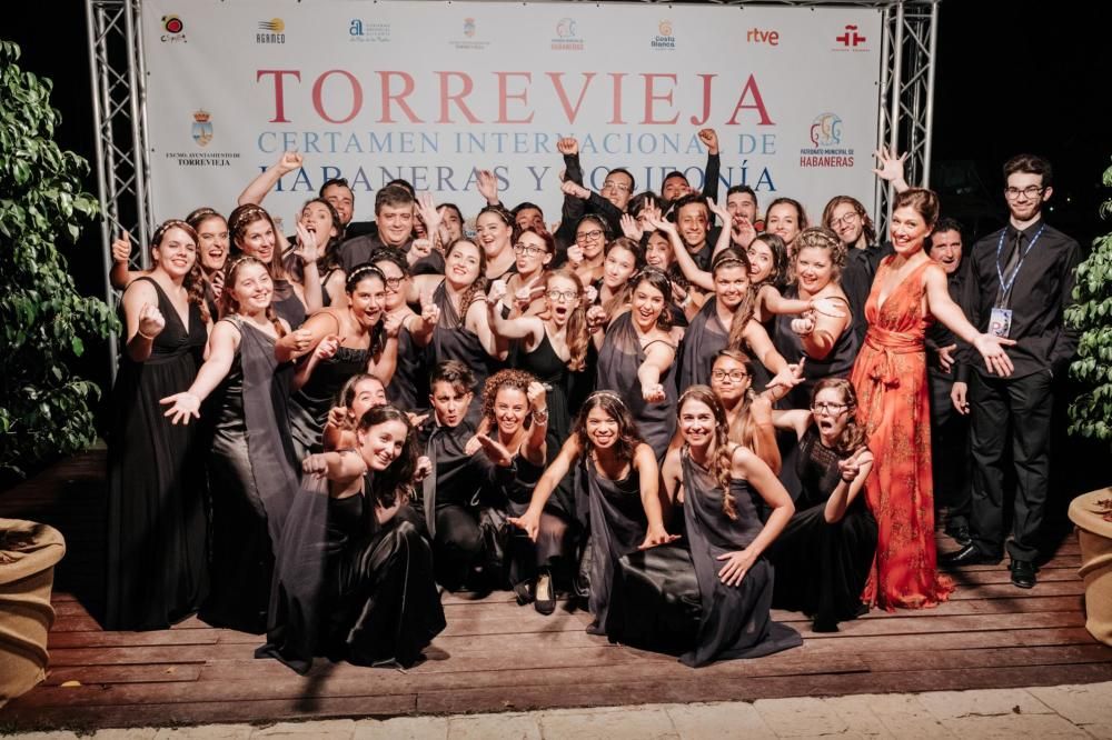 La participación de los coros locales protagonizó la gala de clausura del Certamen Internacional de Habaneras y Polifonía de Torrevieja