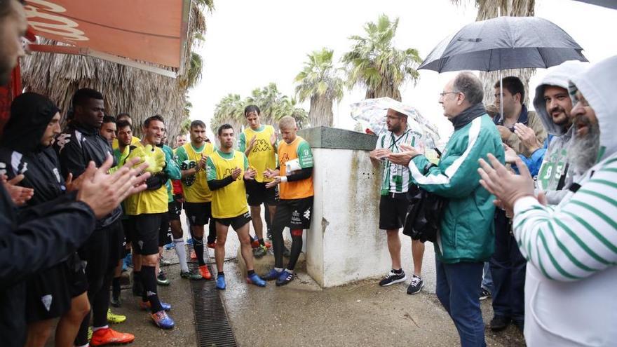 Un grupo de aficionados transmite su apoyo al Córdoba en el entrenamiento