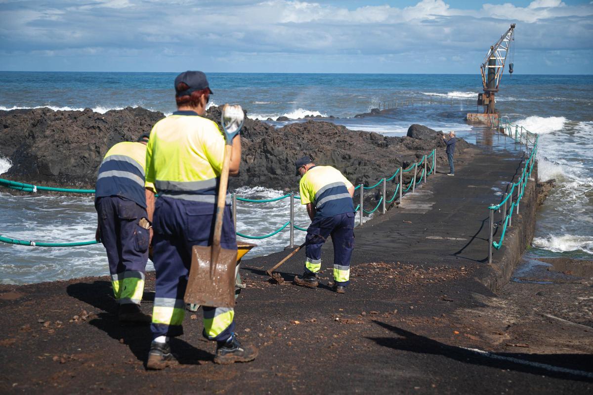 Operarios trabajan en El Pris recogiendo barro y piedras por la riada de este jueves.