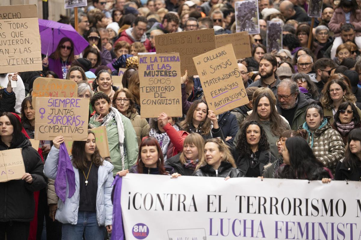 Cientos de personas recorren Teruel para defender los derechos de la mujer en el 8M.