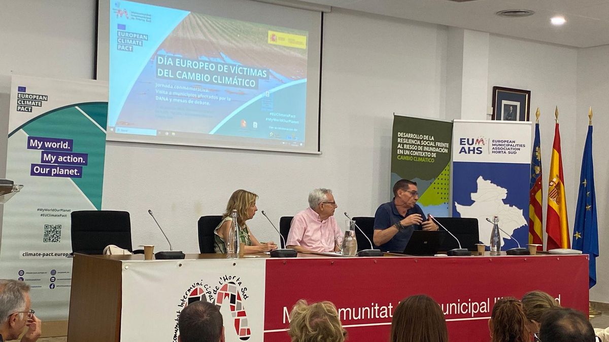 Ana Camarasa y Jorge Olcina, con el sociólogo Antoni Ariño, que moderaba la mesa.
