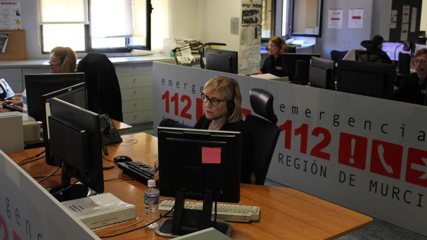 Una trabajadora recibe llamadas en la Sala del 112.