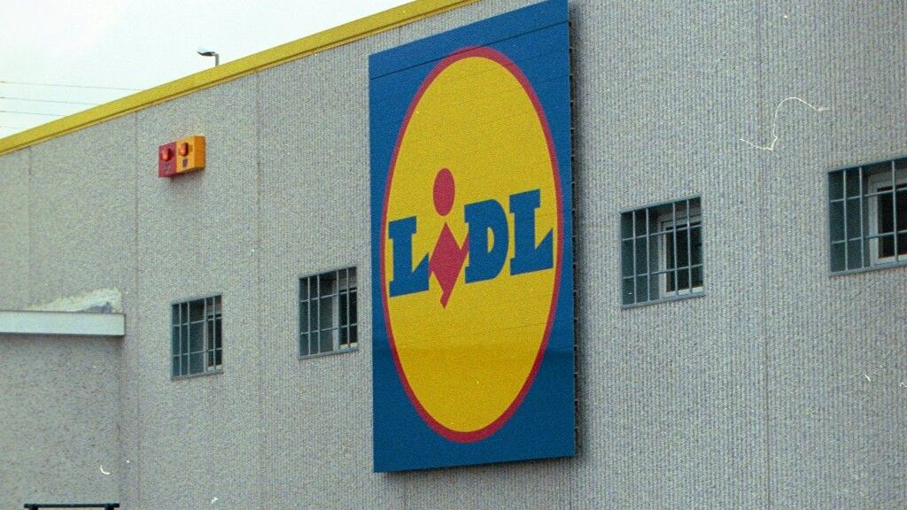 Fachada de un supermercado Lidl, con el logo en ella