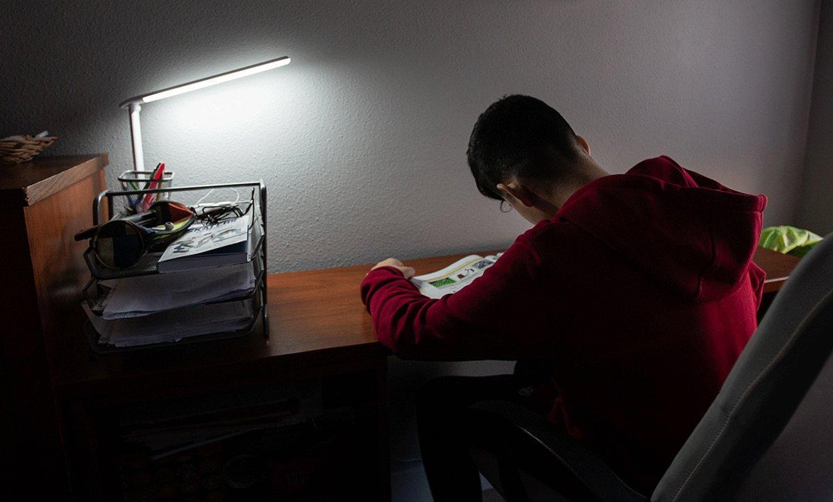 Un niño estudia en su hogar durante el confinamiento, el pasado 16 de abril.