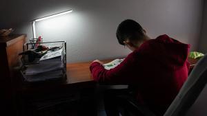 Un niño estudia en su hogar durante el confinamiento, el pasado 16 de abril.