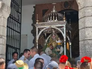 Una multitud acompaña a la Virgen de Araceli en la romería de subida