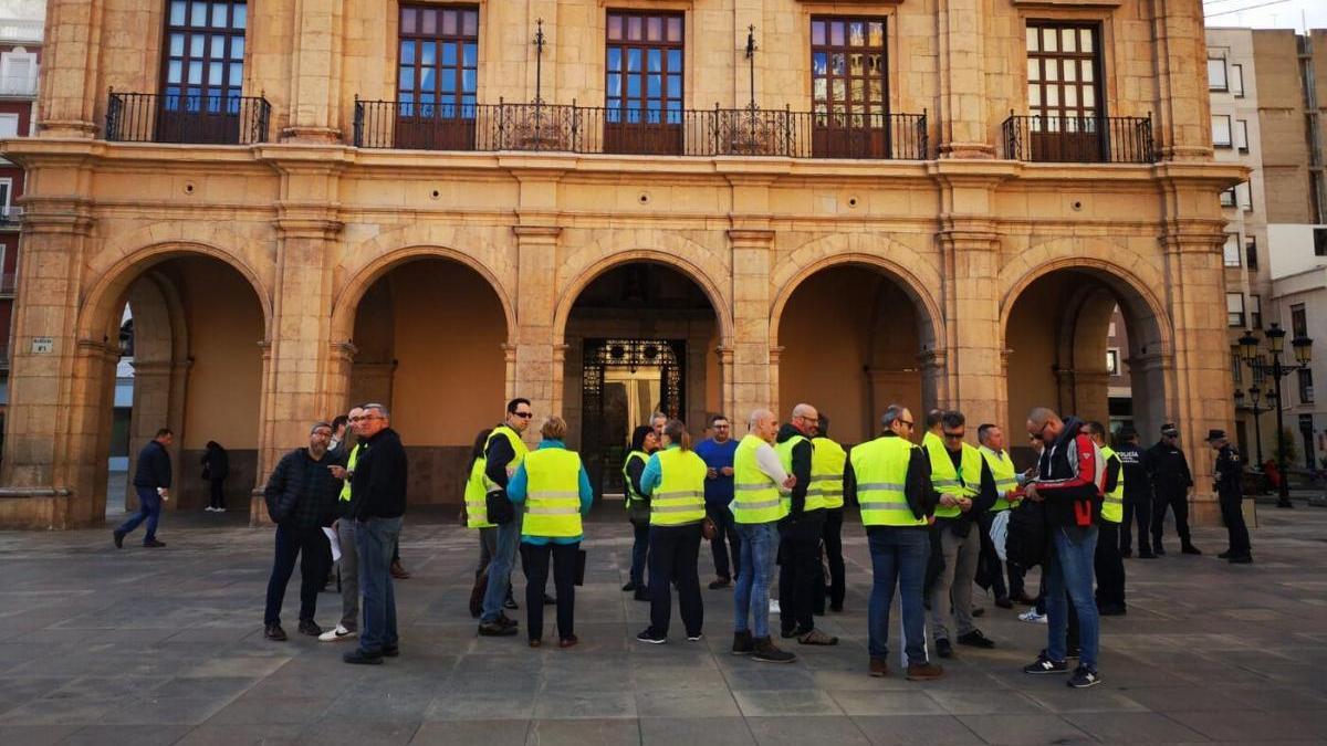 El pleno del Ayuntamiento, marcado por la protesta policial